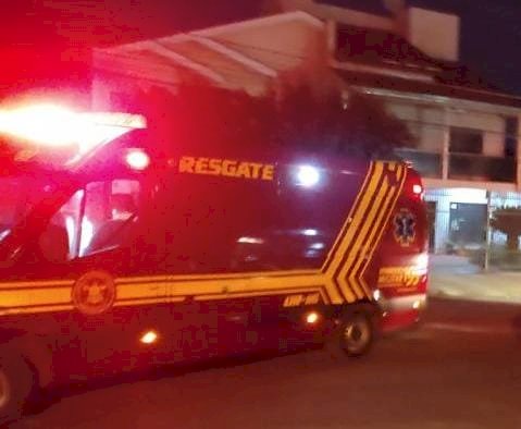 Ivinhema - Motociclista colide moto em placa de sinalização ao tentar passar pelo canto de quebra-molas e fica ferido