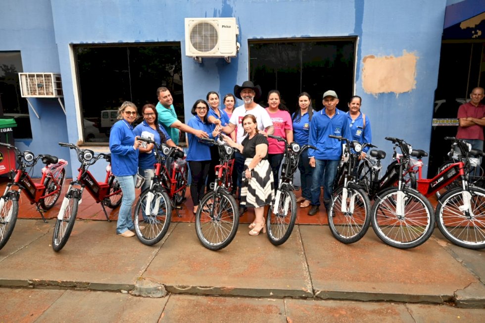 Prefeito de Ivinhema entregou 10 bicicletas elétricas aos agentes de saúde