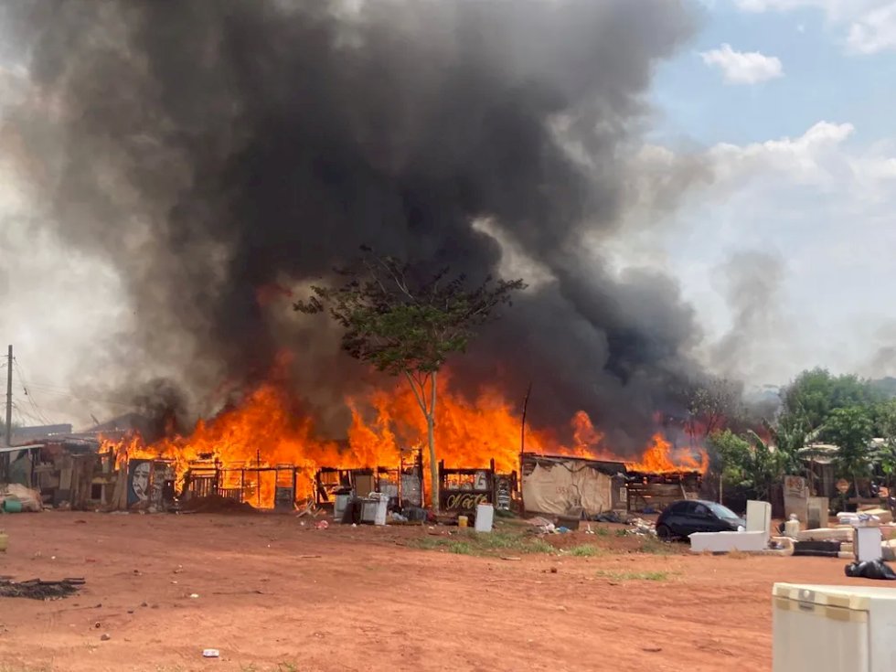 Incêndio de grandes proporções destrói casas de uma das maiores favelas de Campo Grande
