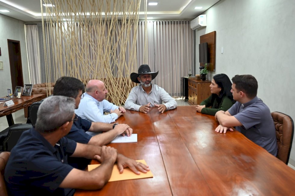 Prefeito e Vice-Prefeita de Ivinhema recepcionam Bispo Dom Ettore no gabinete principal da prefeitura