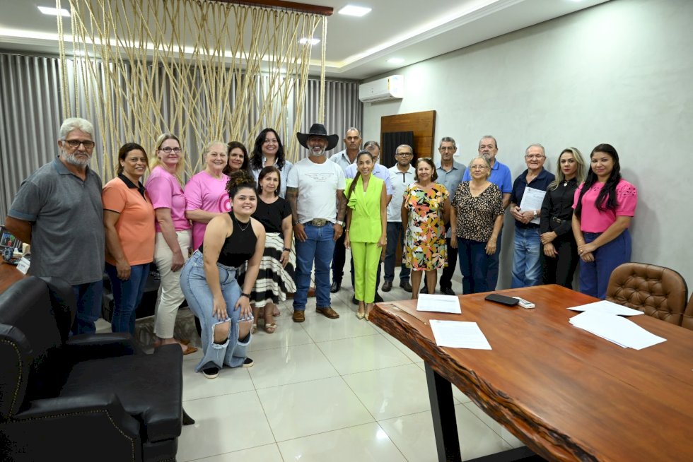 Prefeito de Ivinhema assina convênios com entidades