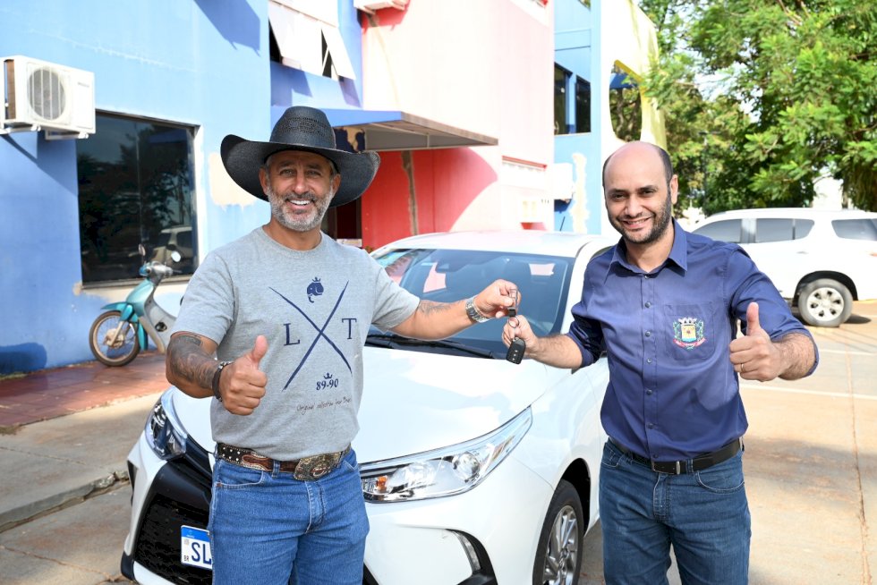Prefeitura de Ivinhema compra carro zero km para atender secretaria de educação