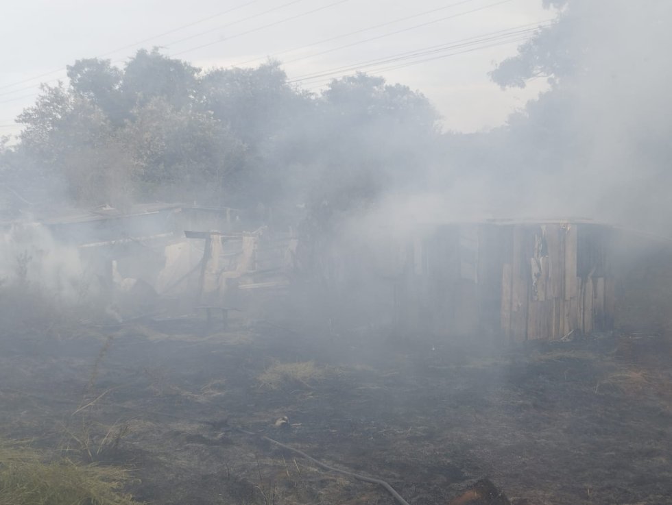 Ivinhema - Bombeiros combate incêndio as margens da rodovia MS 141 no acampamento sem terra