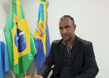 Jair do Triguenã indicou a construção de abrigo para colaboradores da usina em frente ao campo de futebol da AFEIVAN