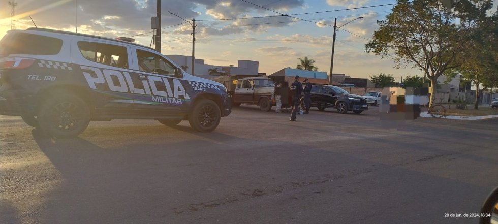 Ivinhema - Acidente envolvendo uma F-2.000  e uma bicicleta no bairro Solar do Vale deixa uma mulher com ferimentos leves