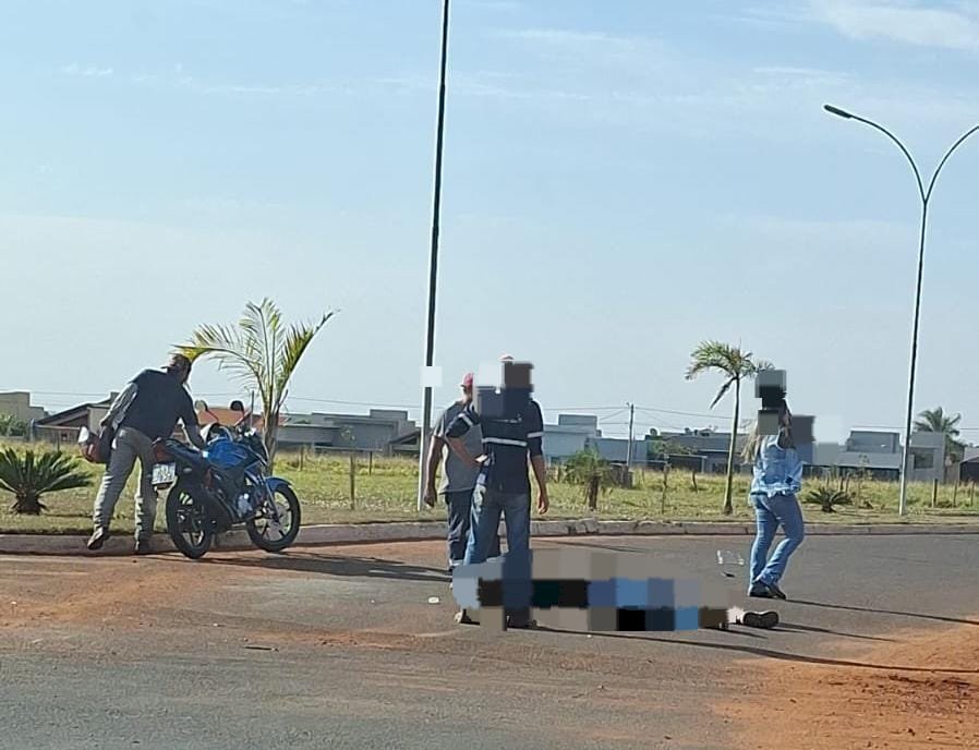 Ivinhema - Acidente na rotatória próximo ao Quartel da PM deixa motociclista ferido