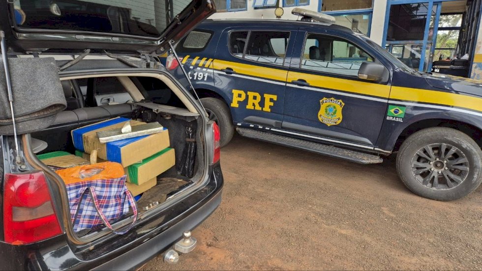 Ivinhema - PRF apreende carro recheado de maconha e skunk em Amandina