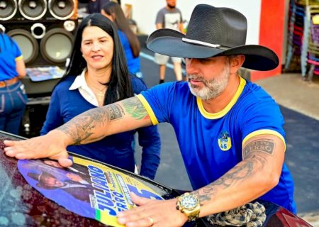 Ivinhema - Juliano Ferro e professora Angela abre a Campanha para reeleição com adesivaço na esquina da Caixa Econômica