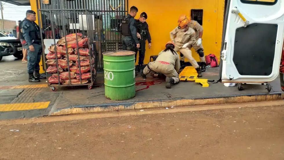 Jovem de 21 anos  baleado por dupla em moto na frente de conveniência morre no HV