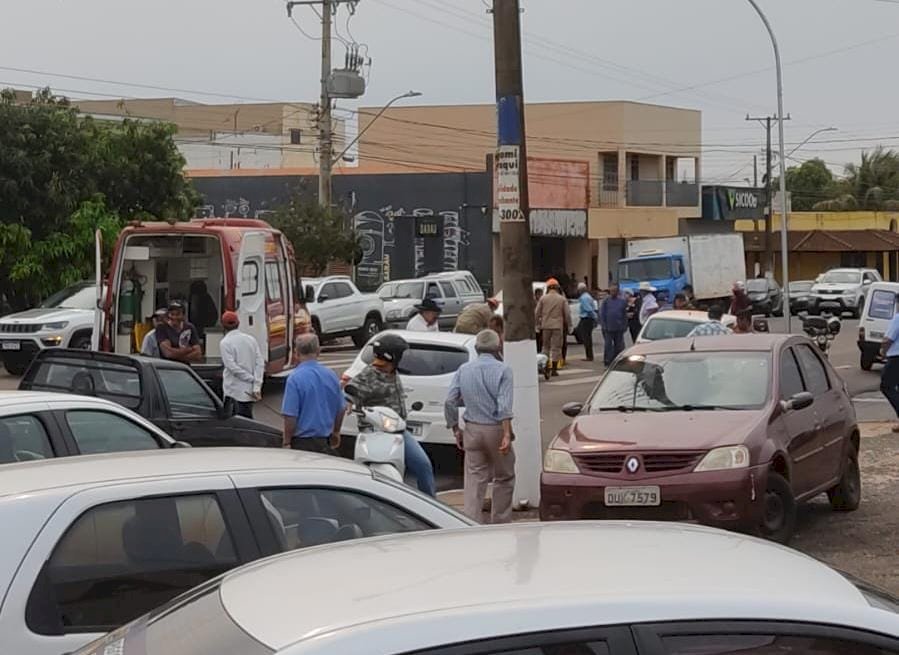 Ivinhema - Motociclista  perde controle da moto, caí e fica ferido ao esbarrar em veículo