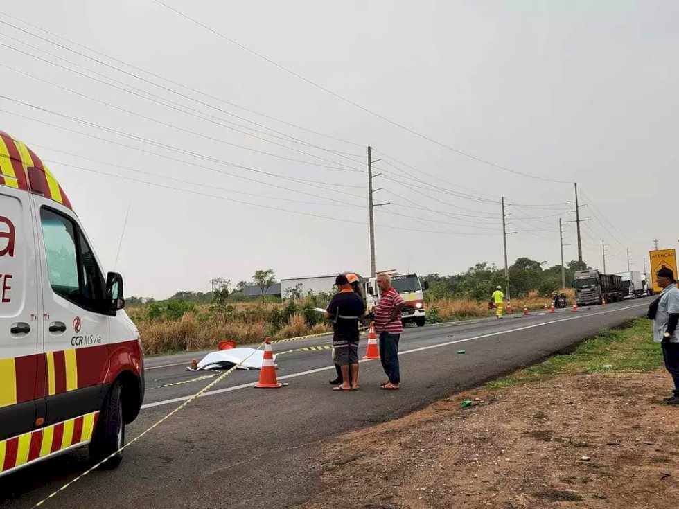 Motociclista morre ao atingir dois caminhões
