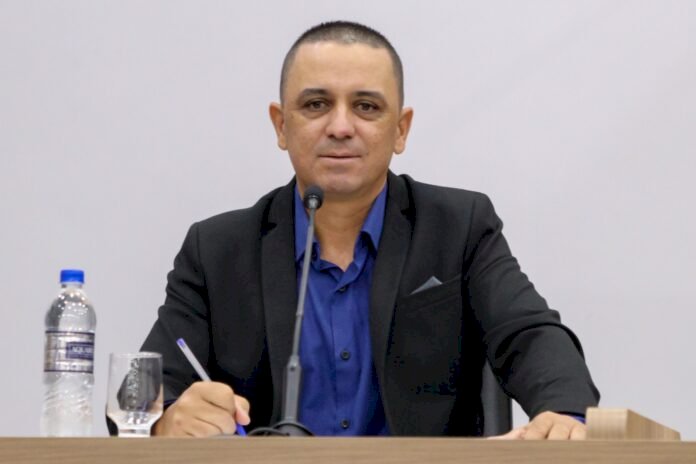 Vagner Policia solicita via de mão única, cobertura para quadra de futsal e reavaliação da base de cálculo da taxa de alvará