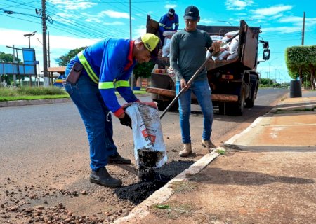 Secretaria de obras de Ivinhema segue com operação tapa buracos e patrolamento de estradas na zona rural