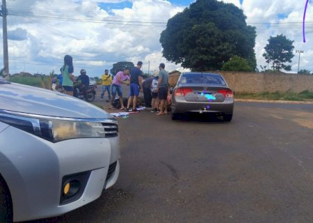 Ivinhema - Acidente envolvendo um carro e uma moto deixa motociclista ferida