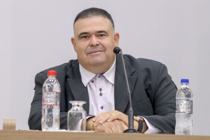 Professor Erlon pede cobertura para quadra em Escola, placas refletivas nas entradas das Glebas e redução da cobrança do COSIP