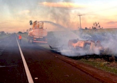 Motorista perde controle, capota carro que pega fogo na BR-163 e um fica ferido