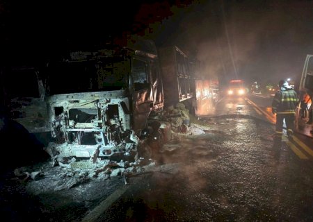 Nova Andradina - Carreta pega fogo na rodovia MS - 134