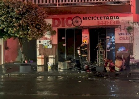 Corpo de Bombeiros Militar combate incêndio em bicicletária na cidade de Nova Andradina