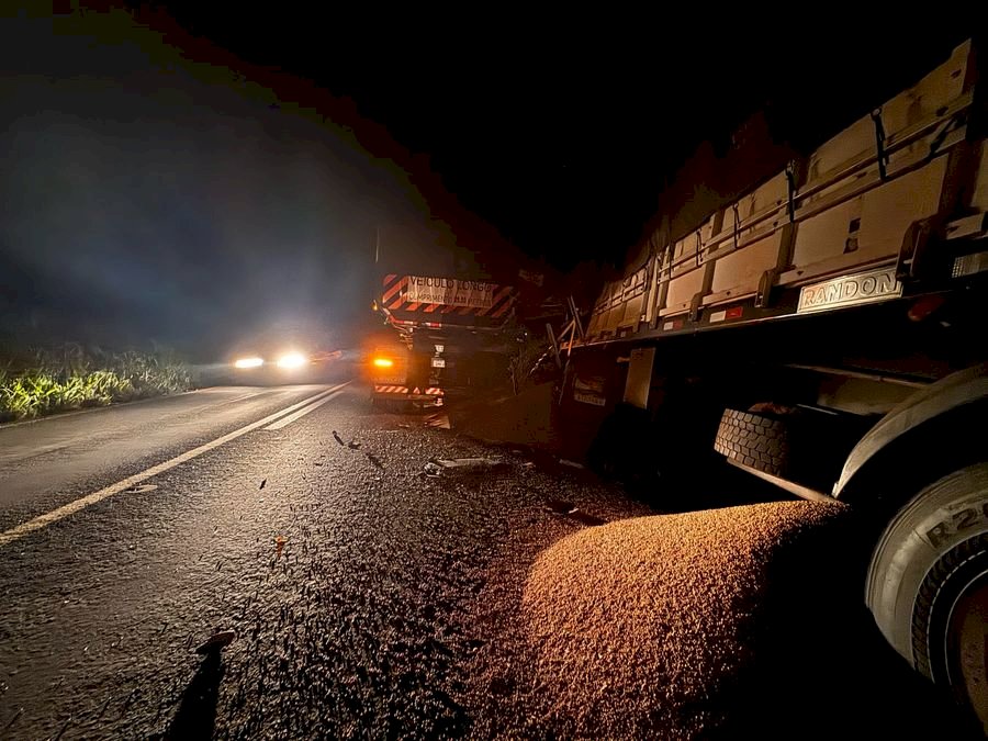 Carretas carregadas com soja colidem na MS-276, na baixada do Córrego Samambaia em Batayporã