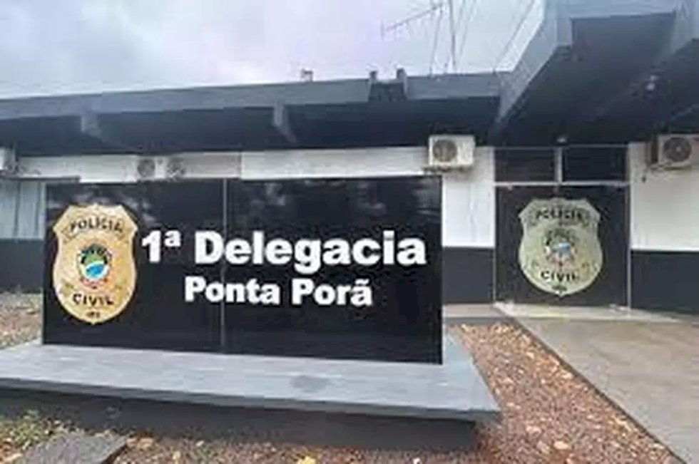 Em carro, atirador executa homem em mercado e mulher fica ferida em ataque