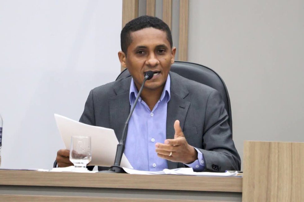 José Wilson pede melhorias em rede elétrica de rua