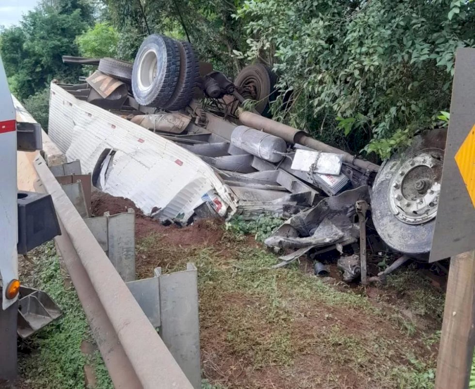Caminhoneiro perde o controle, tomba veículo e morre ao cair em rio na BR-163