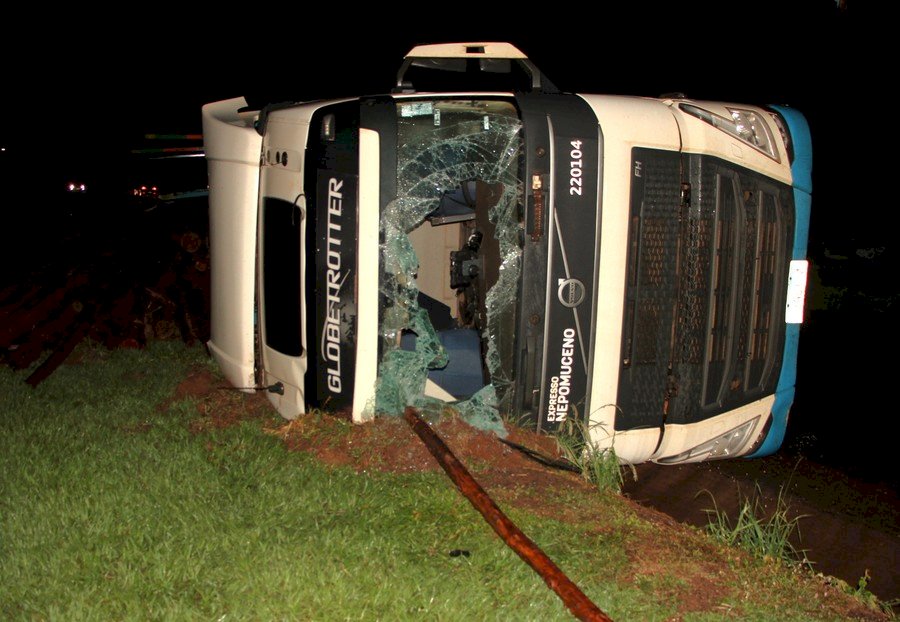 Carreta tomba e interdita rodovia MS-134, entre Nova Andradina e Batayporã