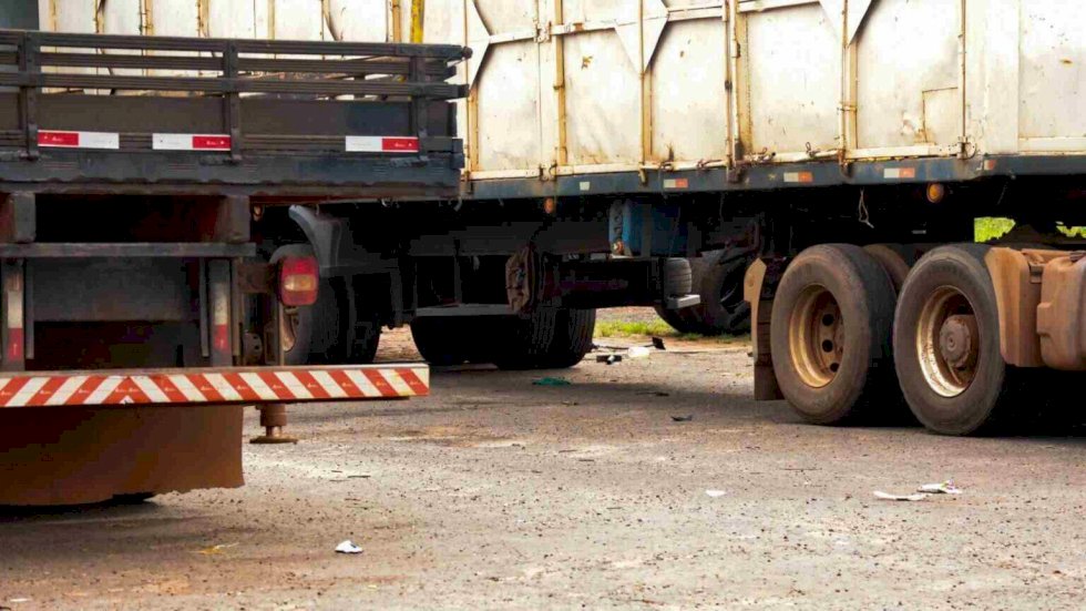 Homem tem cabeça esmagada por carreta