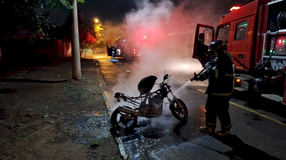Marido é suspeito de incendiar a moto da própria esposa