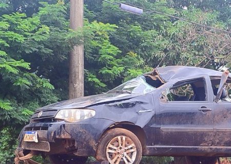 Ivinhema - Motorista perde controle da direção e capota veículo na BR - 376