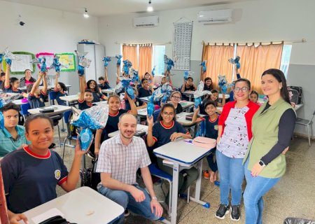 Crianças da rede municipal de ensino em Ivinhema receberam ovos de pascoa