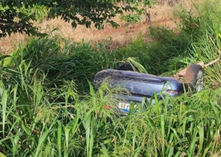 Carro com duas mulheres capota na BR-163; ninguém ficou ferido