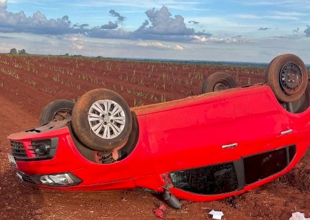 Moradora de Ivinhema capota carro ao bater em buraco na rodovia MS -276 entre Indápolis e Lagoa Bonita