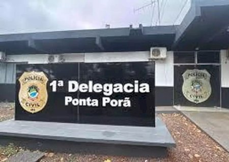 Em carro, atirador executa homem em mercado e mulher fica ferida em ataque