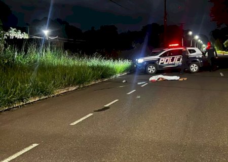 Motociclista morre após bater em meio-fio e ser lançado a 27 metros em acidente