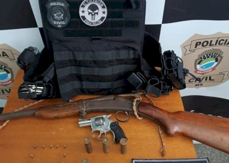Polícia Civil apreende armas de fogo e prende suspeito após investigação sobre lesão corporal grave