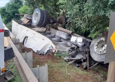 Caminhoneiro perde o controle, tomba veículo e morre ao cair em rio na BR-163