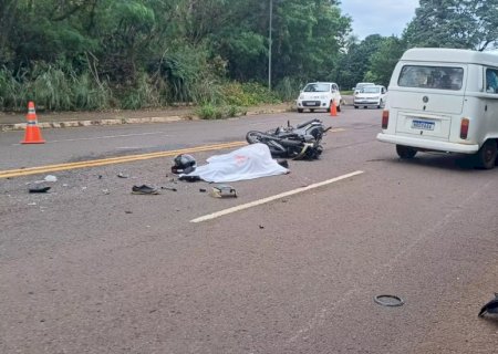 Motociclista morre ao ser atingido por Kombi