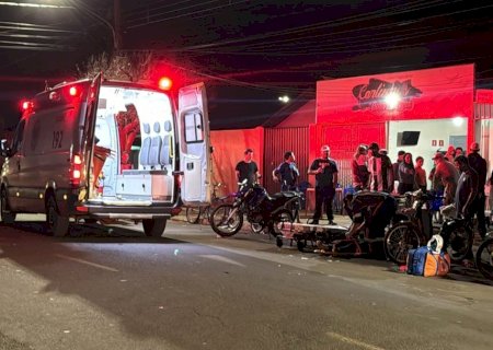Motociclista atinge bicicleta elétrica com mulher e criança em Nova Andradina