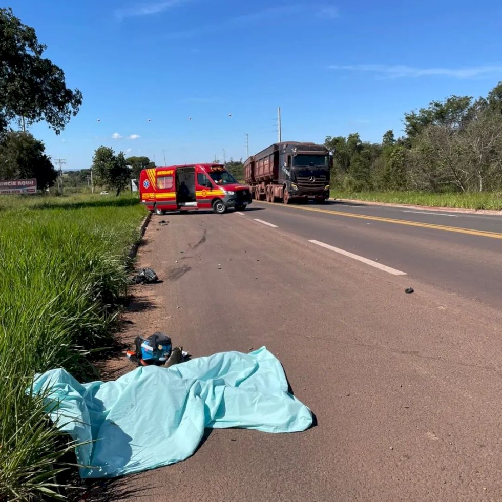 Motociclista perde controle da direção, sai da pista e morre