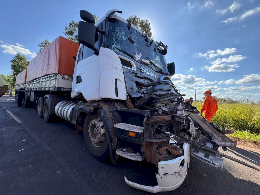Nova Andradina - Motorista é socorrido após colisão entre carretas carregadas de soja na BR-376, saída para Ivinhema