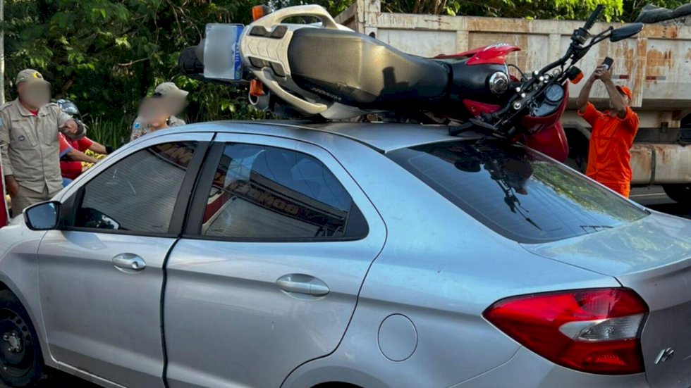 Moto vai parar em cima de carro após acidente