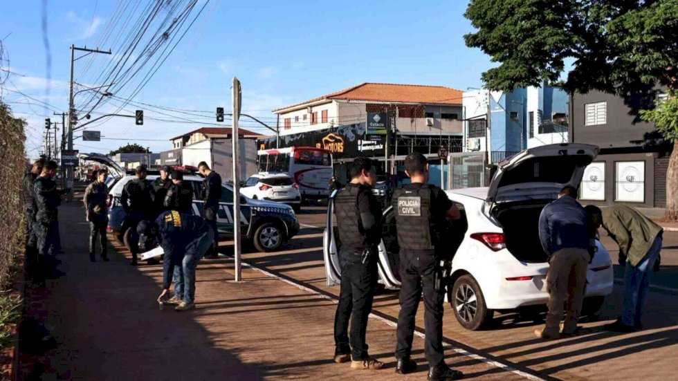 Vítima tentou correr do companheiro em pátio de posto antes de ser ferida a tiros