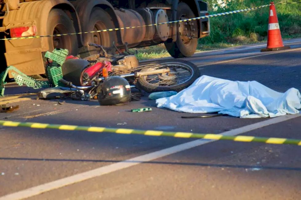 Motociclista morre ao bater em carro, cair e ser atropelado por caminhão