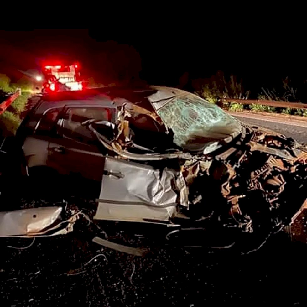 Caminhão cai de ribanceira após colidir com carro na BR-262