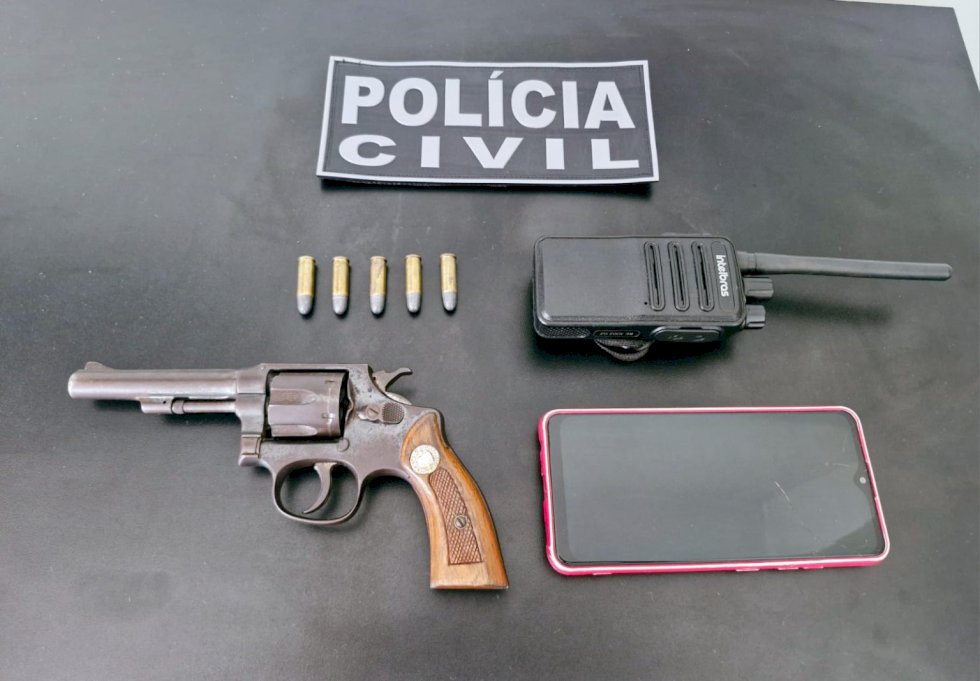 Polícia Civil cumpre mandado de busca e apreensão e prende mulher por posse ilegal de arma de fogo