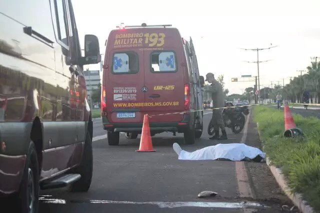 Motociclista morre ao perder controle e bater em poste