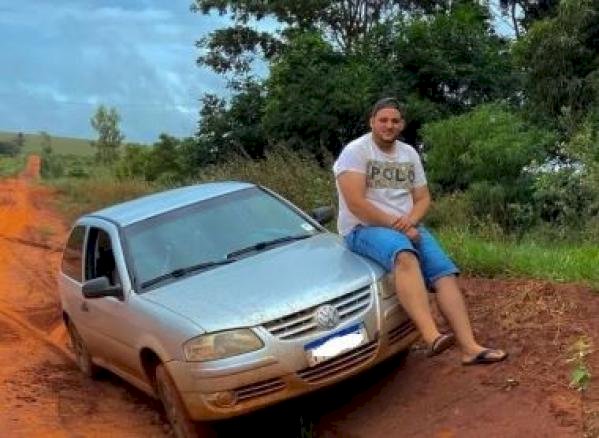 Jovem morre após pneu estourar, carro sair da pista e capotar na BR-163