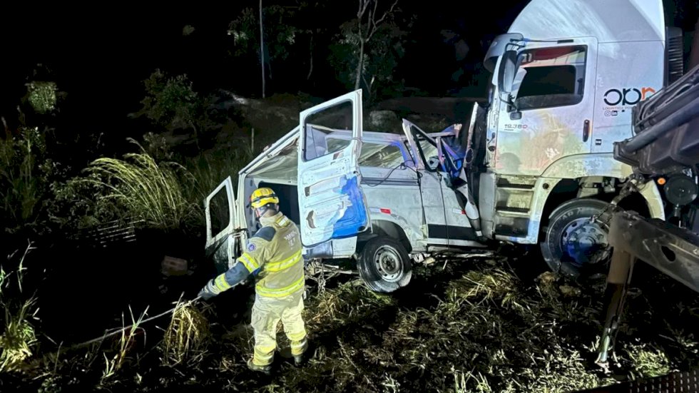 Acidente entre carreta e van deixa 9 mortos e 10 feridos na BR-251