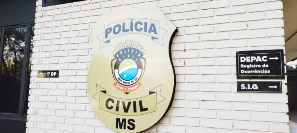 Enciumado, homem aperta pescoço e jogo bloco de concreto contra a esposa